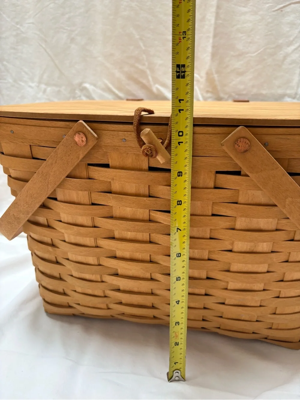 Longaberger Large Picnic Basket with Lid model 18122 in Light Brown
